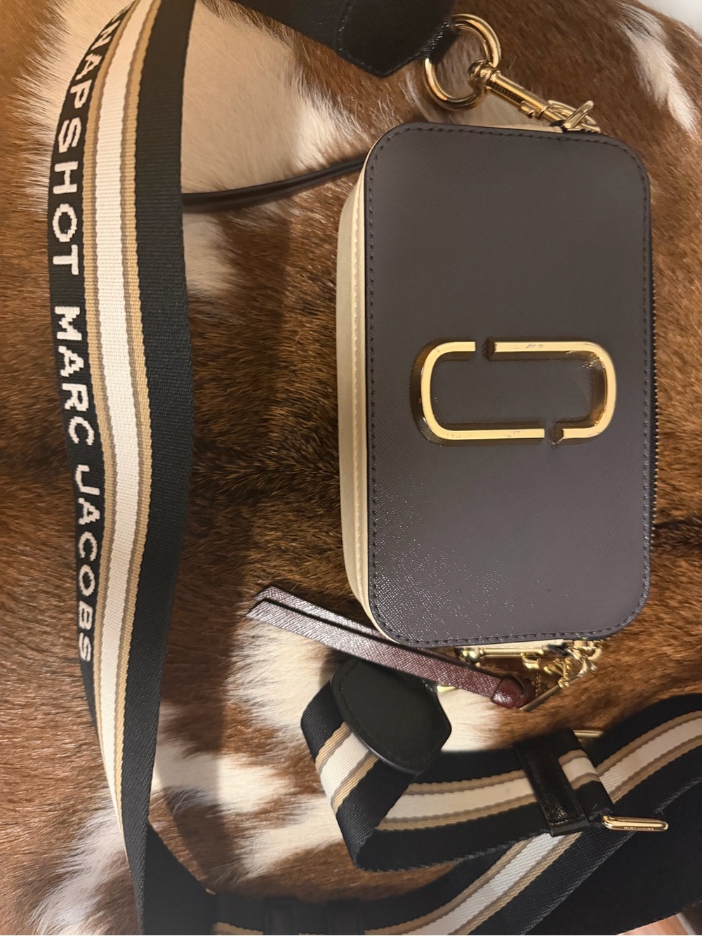 Marc Jacobs Black Leather Compact Belt Bag with Gold Double-J Logo - Picture 4 of 9